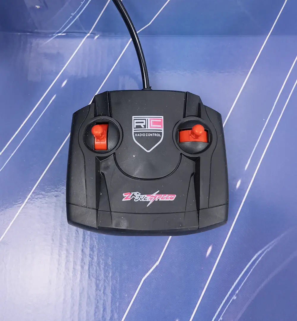 Scale: 1:14 Large Scale Drive System: 4x4 (4-Wheel Drive) Frequency: 27MHz 4-Channel Control Design: Futuristic "Cyberpunk" geometric aesthetic with metallic silver finish. Special Features: Integrated LED front light bar, rugged off-road tires, and realistic 4x4 suspension.